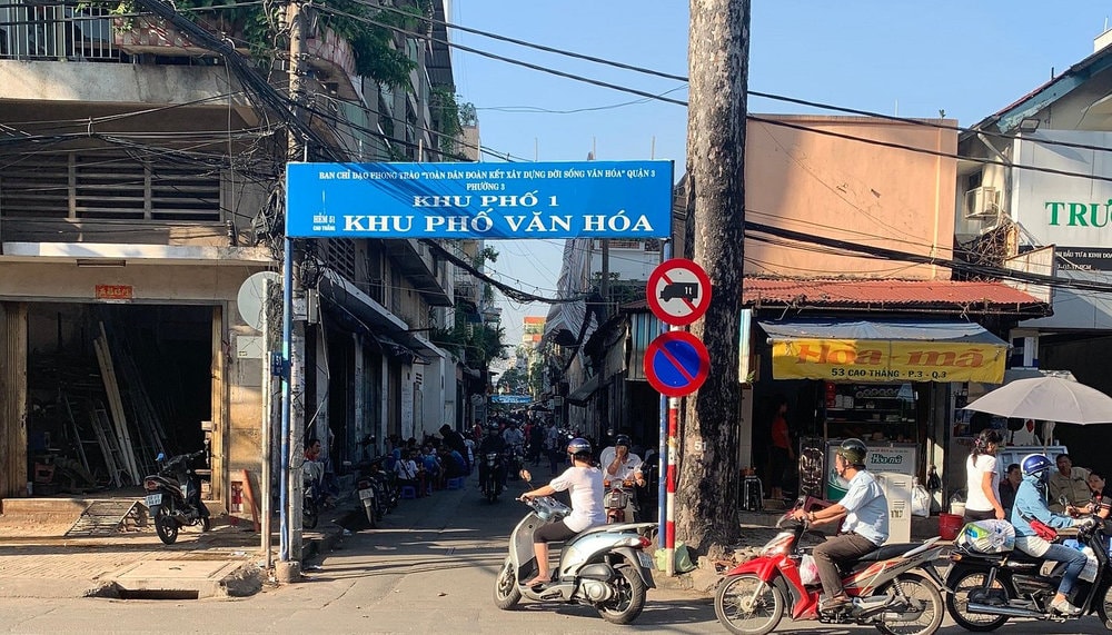 The Banh Mi Hoa Ma shop is located next to an alley on Cao Thang Street, District 3
